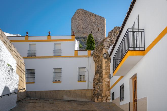 Calle del barrio de La Villa con la torre del castillo, Olvera.