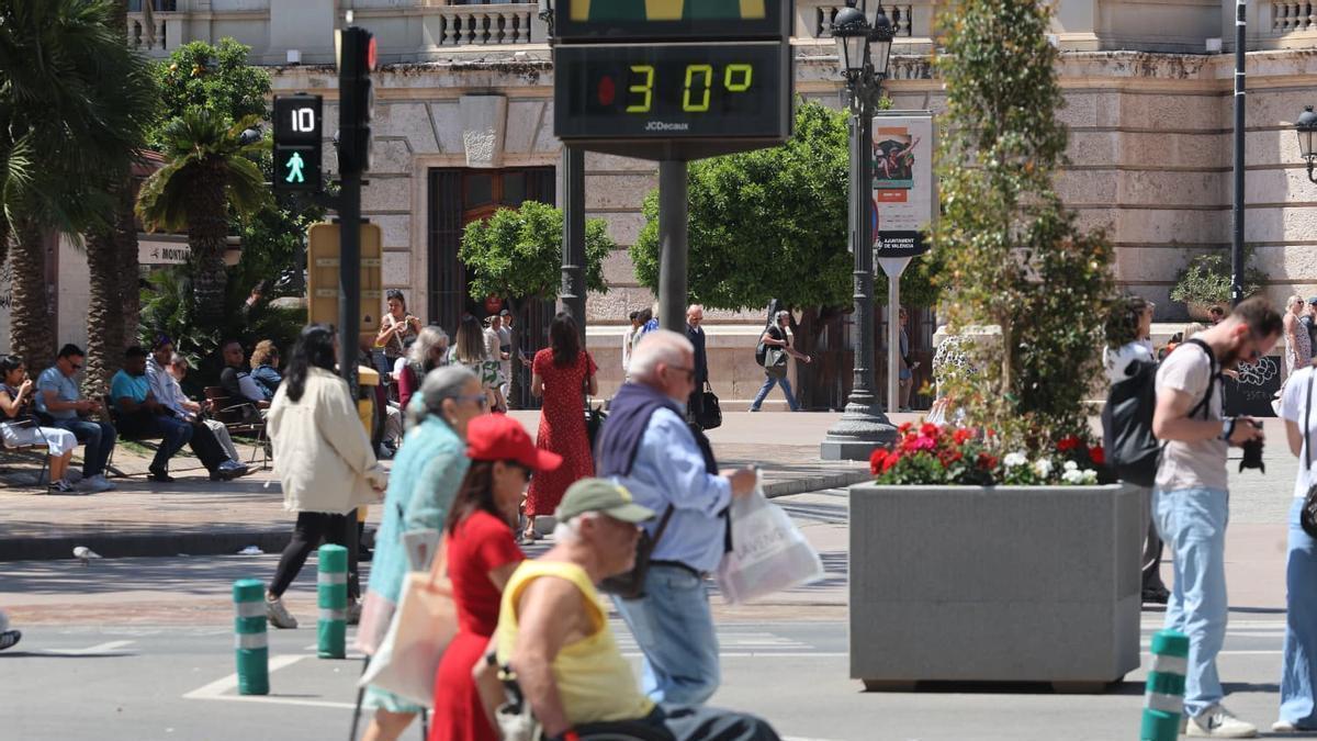 Temperature Drops Over 10°C After Days Near 30°C as Storm Warnings Return