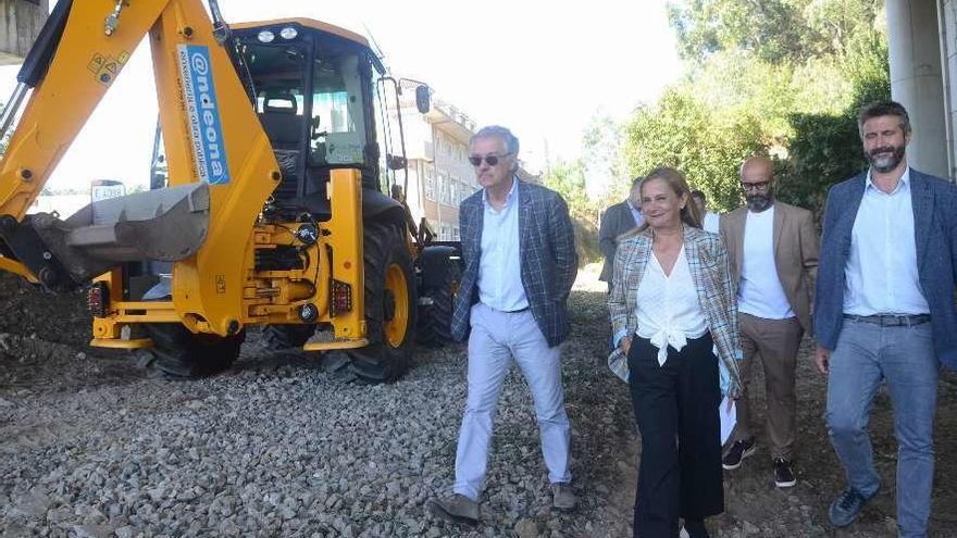 La visita de la presidenta provincial y los alcaldes a las obras de la Vía Verde do Salnés. // Noé Parga