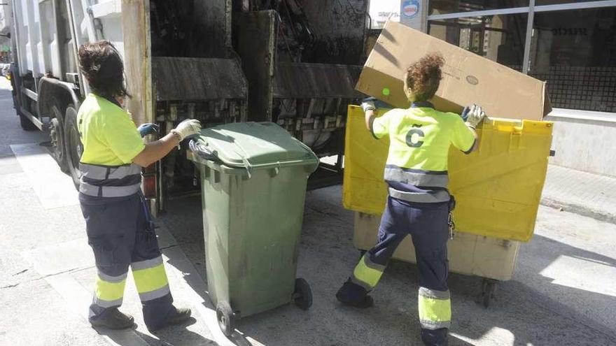 Trabajadoras de Cespa, durante la recogida de residuos urbanos.