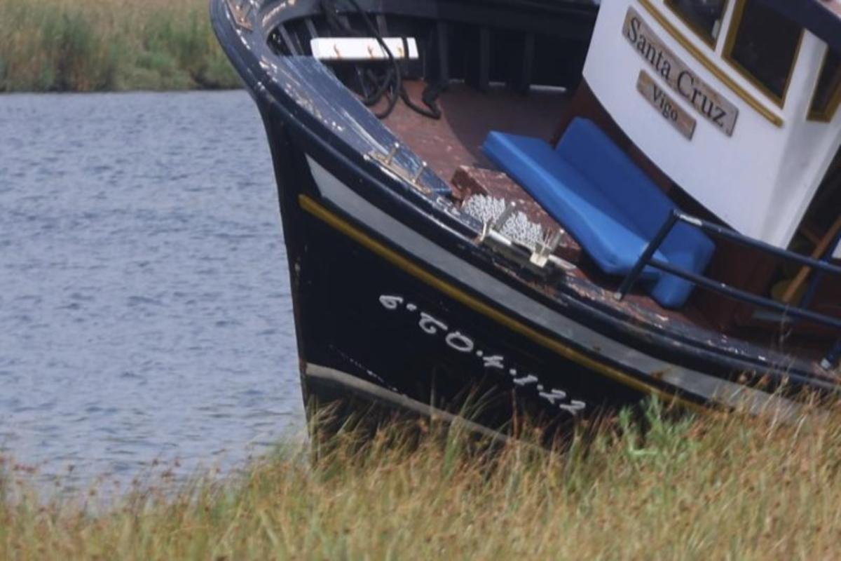 El barco encallado anoche en el río Ulla, a la altura de Catoira, ocupa un importante espacio natural.