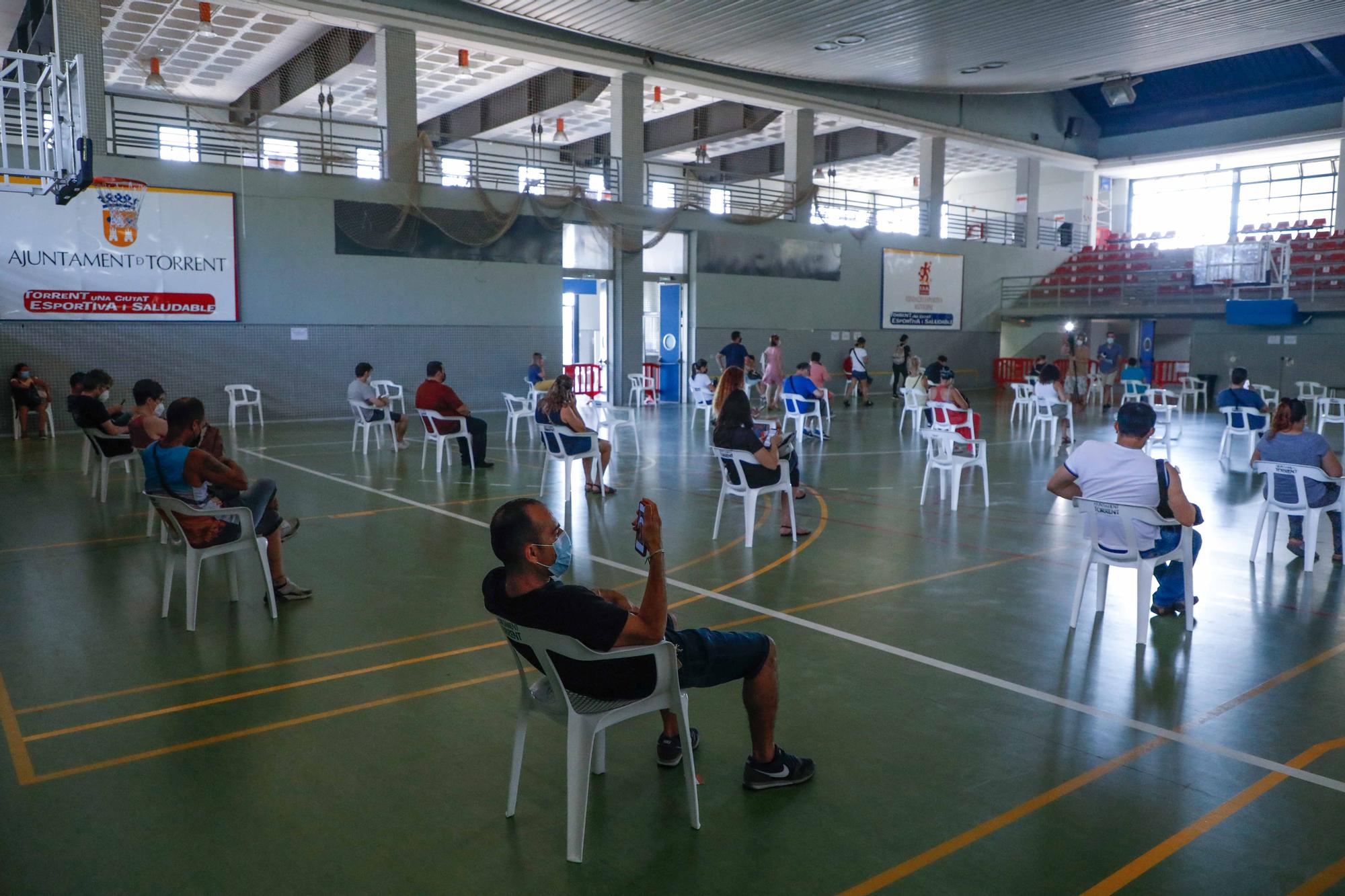 Vacunación de treintañeros en el pabellón municipal de El Vedat, en Torrent