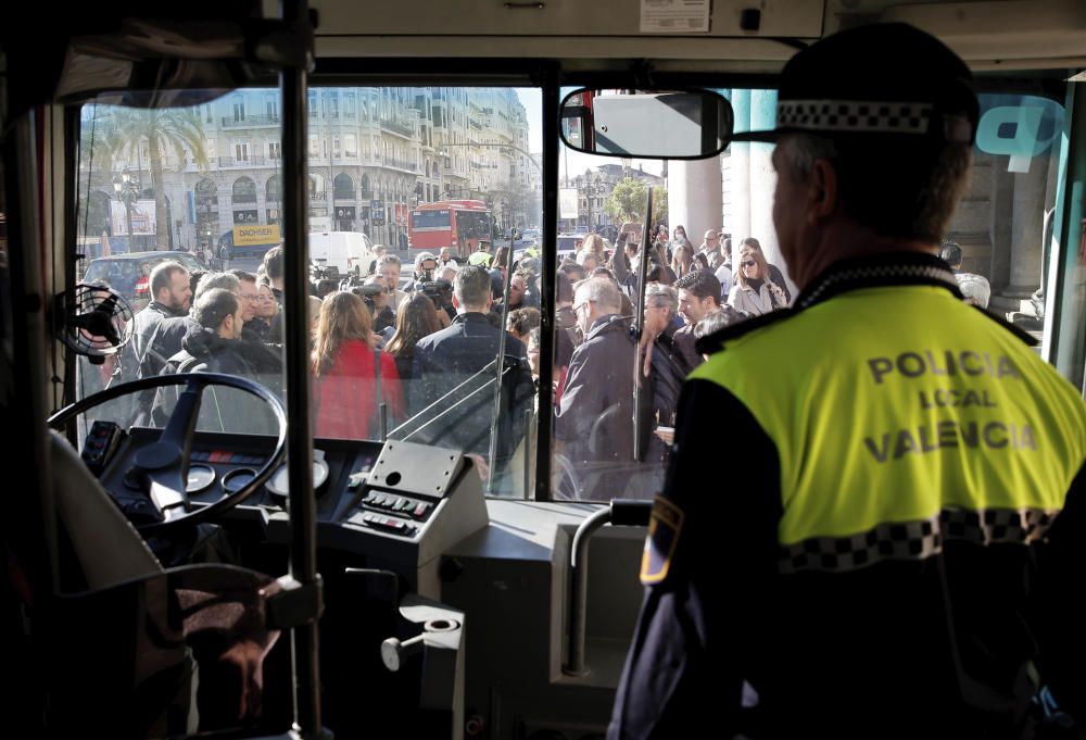 El autobús de la Policía Local de València contra el de Hazte Oír