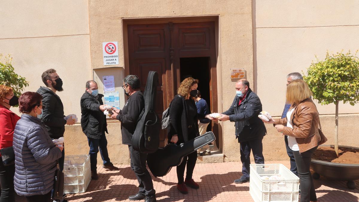 En Moró, tras la misa, repartieron las típicas &#039;fogassetes&#039;.