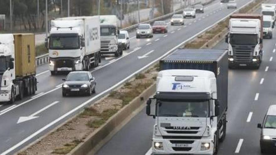 Camiones circulando por la autovía V-30 en València.