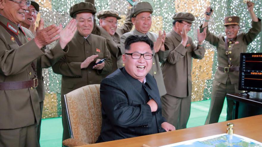 Kim Jong-un tras el lanzamiento de uno de sus misiles.