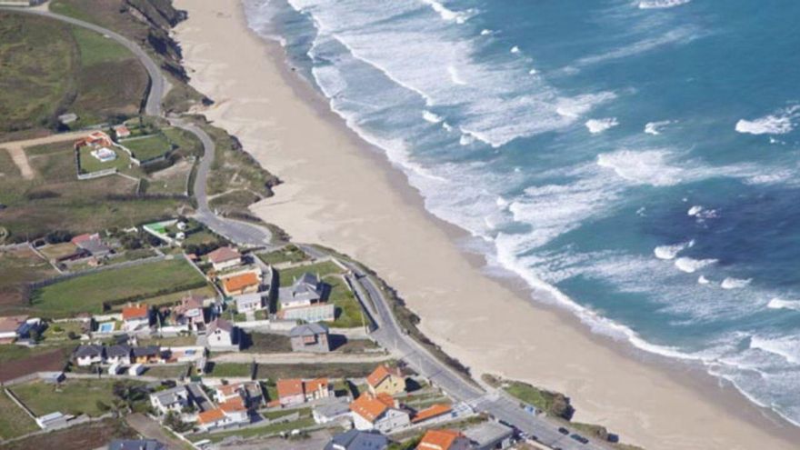 A praia de Razo é un impresionante areal moi apreciado polos amantes do surf.