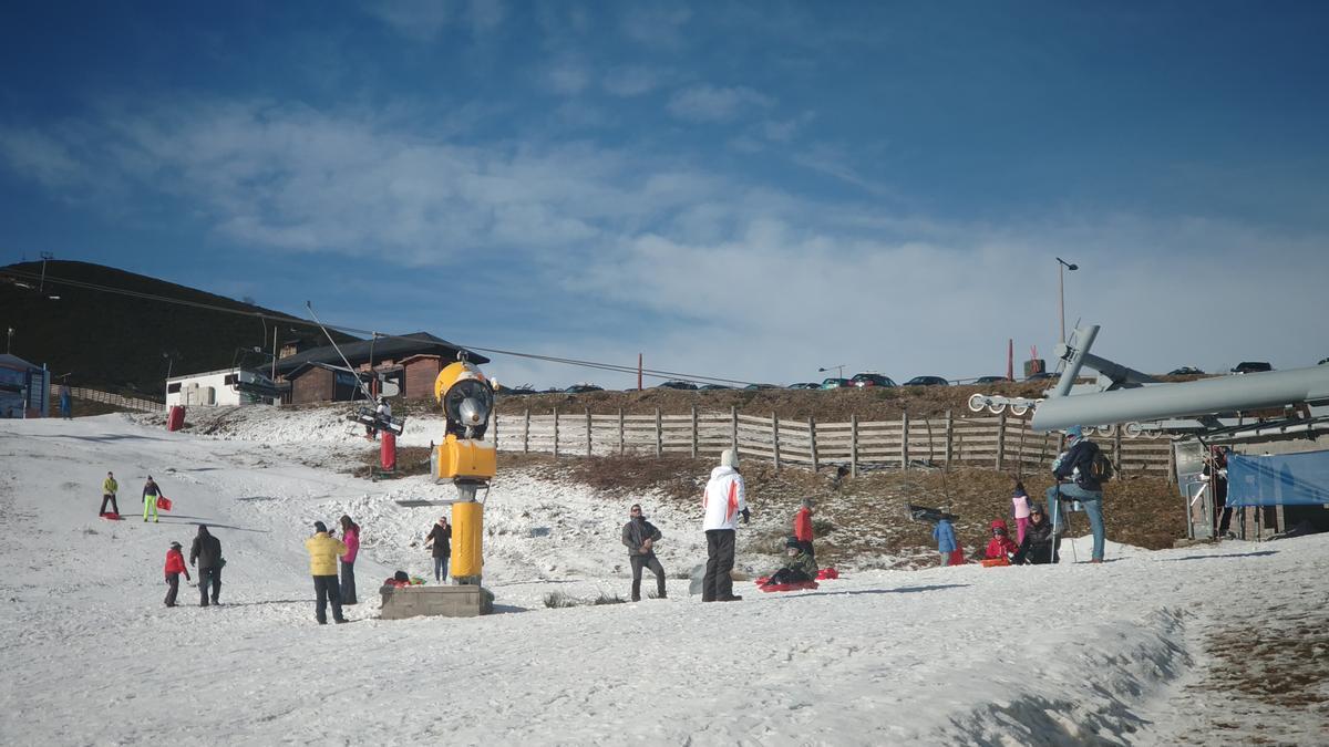 Familias jugando en la nieve en Pajares.