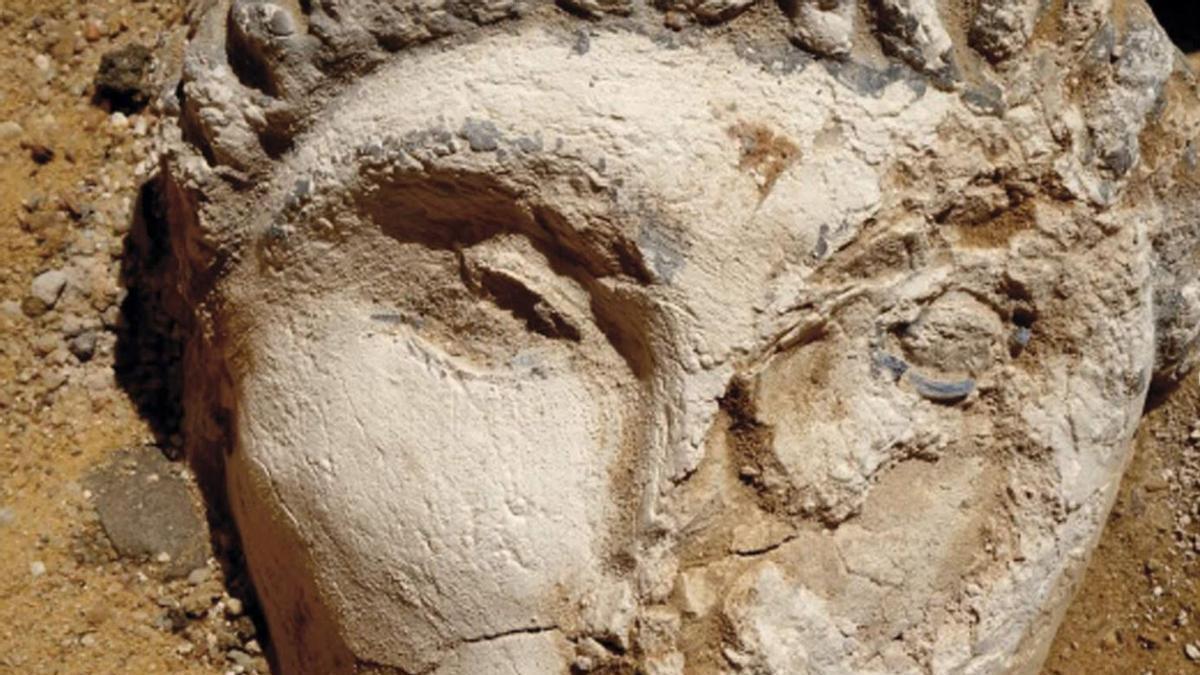 Máscara de una momia hallada por la Misión Arqueológica de Oxirrinc en 2020.