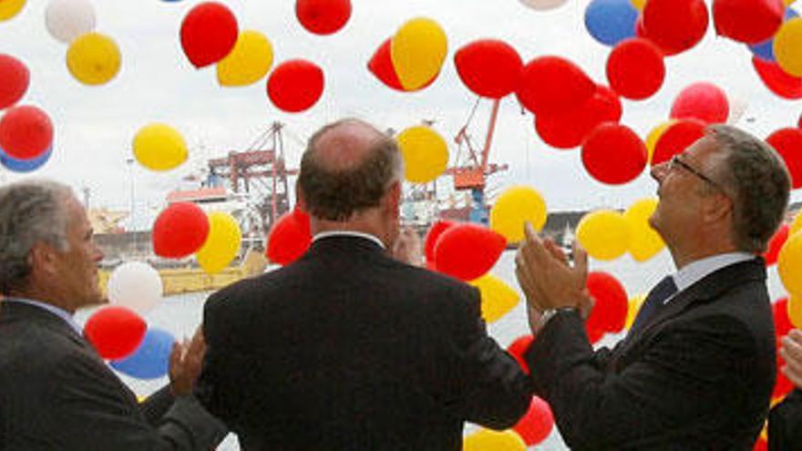 El ministro de Fomento español, José Blanco (2d); el secretario de Estado de Transportes de Francia, Dominique Bussereau (3d), y el presidente del Principado, Vicente Álvarez Areces (d), durante el acto oficial de inauguración de la autopista del mar entre la ciudad asturiana de Gijón y la francesa de Nantes, la primera entre los dos países.