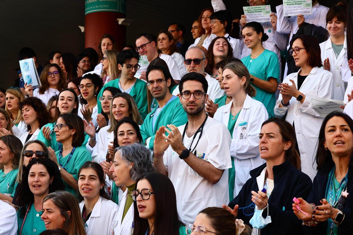 Los médicos se concentran a las puertas del Clínico el primer día de huelga en Aragón.