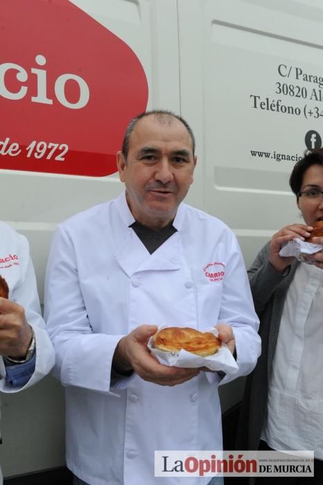 Reparto de pasteles de carne en el Cuartel de Arti