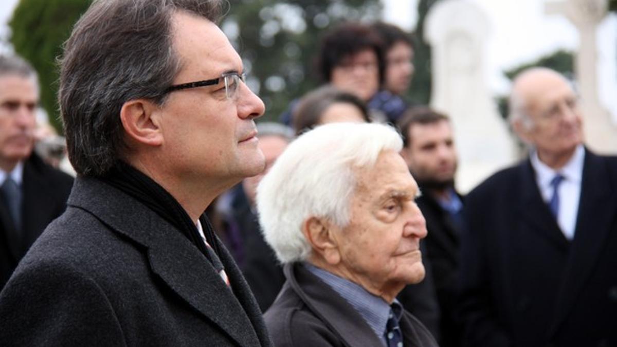El 'president' de la Generalitat, Artur Mas, con el nieto de Francesc Macià, Antoni Peyrí, durante el homenaje al 'president' republicano. ACN
