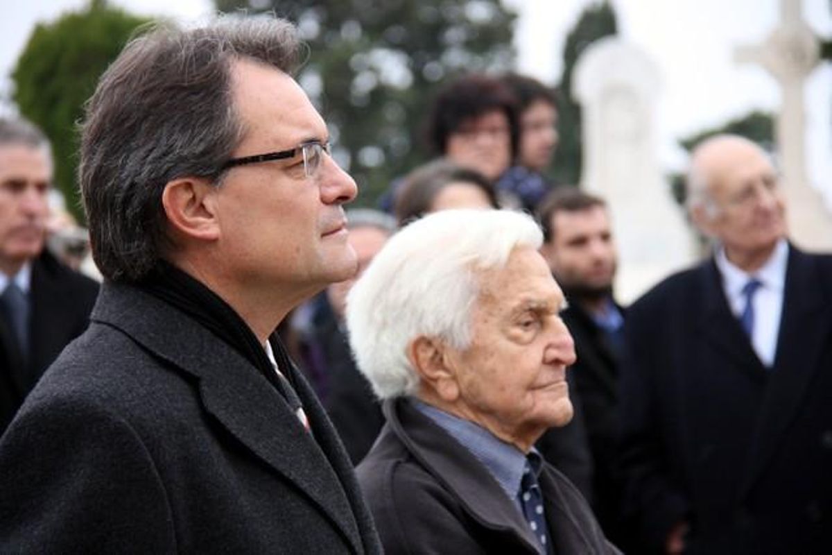 El president de la Generalitat, Artur Mas, amb el nét de Francesc Macià, Antoni Peyrí, durant l’homenatge al president republicà. ACN El president de la Generalitat, Artur Mas, amb el nét de Francesc Macià, Antoni Peyrí, durant l’homenatge al president republicà. ACN