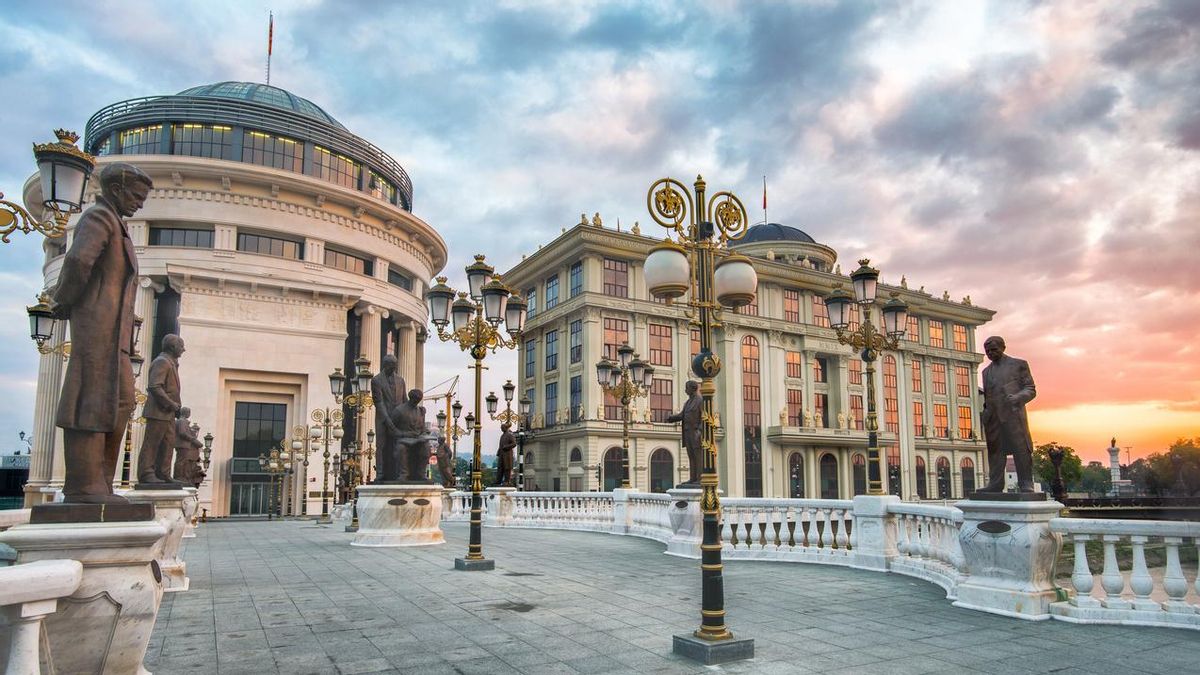 Para cada pedestal hay una estatua
