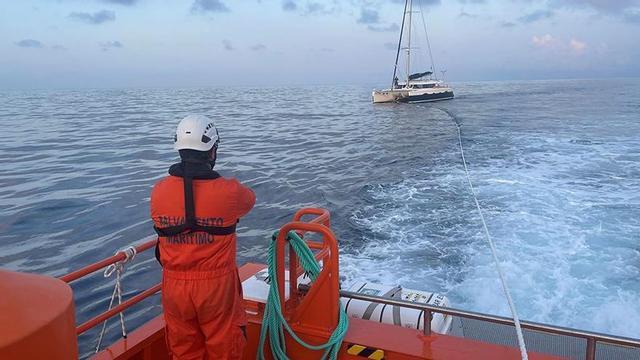 Un membre de Salvament Marítim controla l’operació de remolc d’una embarcació recreativa. | SALVAMENT MARÍTIM