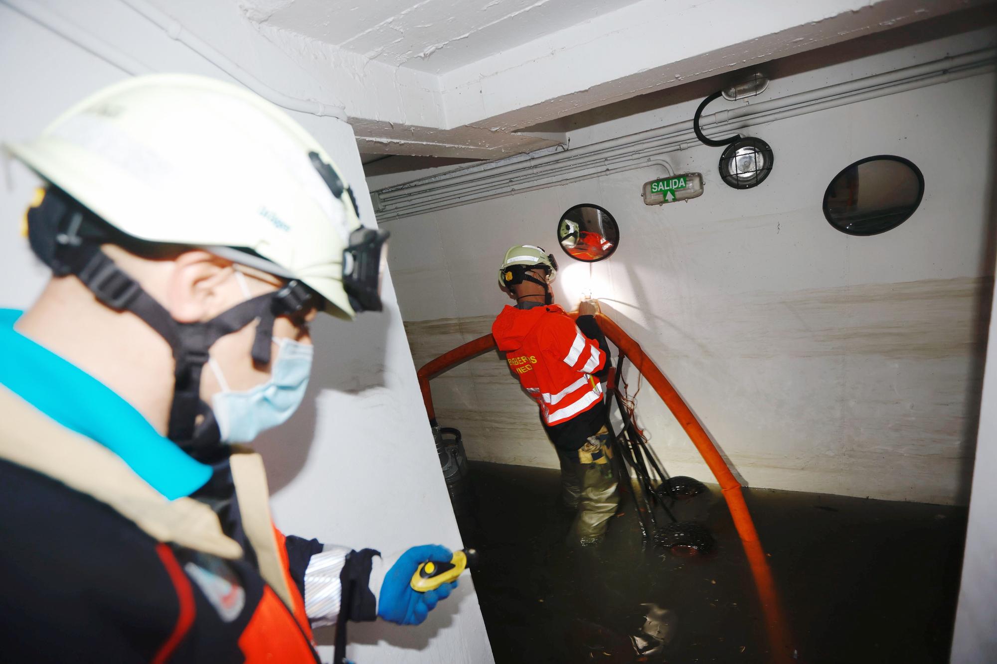 Bomberos interviniendo en garajes inundados de Oviedo.