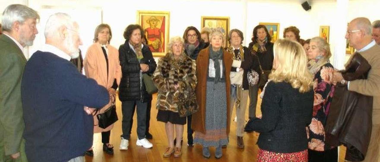 Un grupo de coruñeses visitó ayer la exposición de Mallo y Seoane.