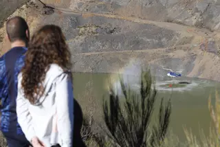 Muniellos se salva de una “catástrofe” tras un gran despliegue contra el fuego