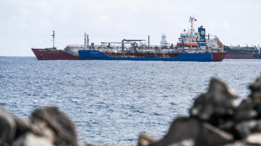 Una gabarra suministra petróleo en fondeo en aguas del Puerto de La Luz.