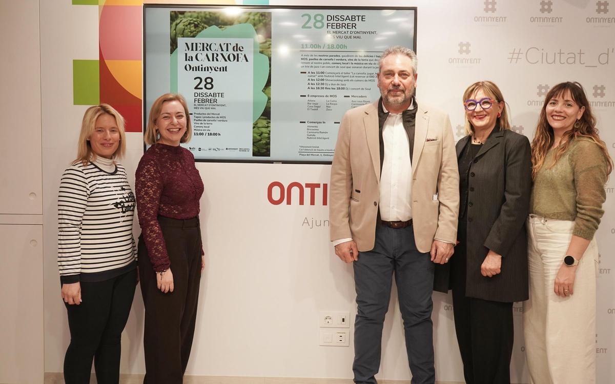Natàlia Enguix, junto a representantes del tejido hostelero y comercial de Ontinyent.