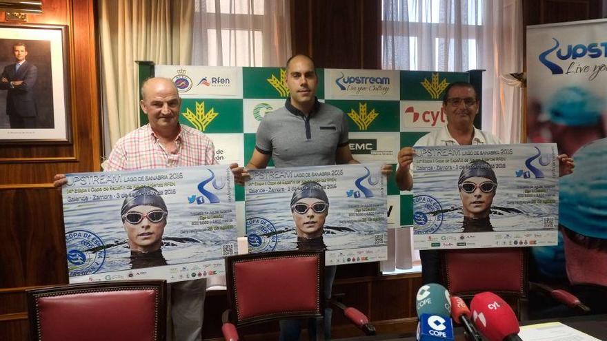 José Manuel Prieto, Ricardo Barreda y Narciso Prieto con el cartel del evento