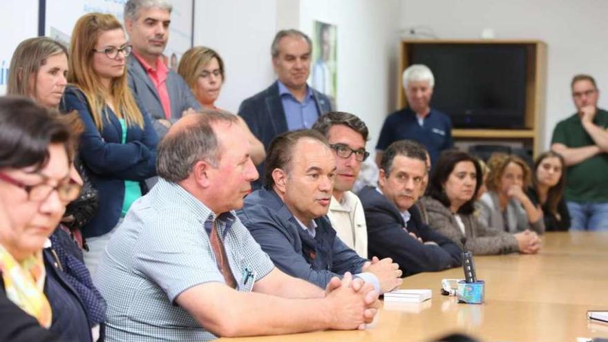 Crespo compareció ayer por la tarde en la sede del PP con candidatos y colaboradores. // Bernabé/Gutier