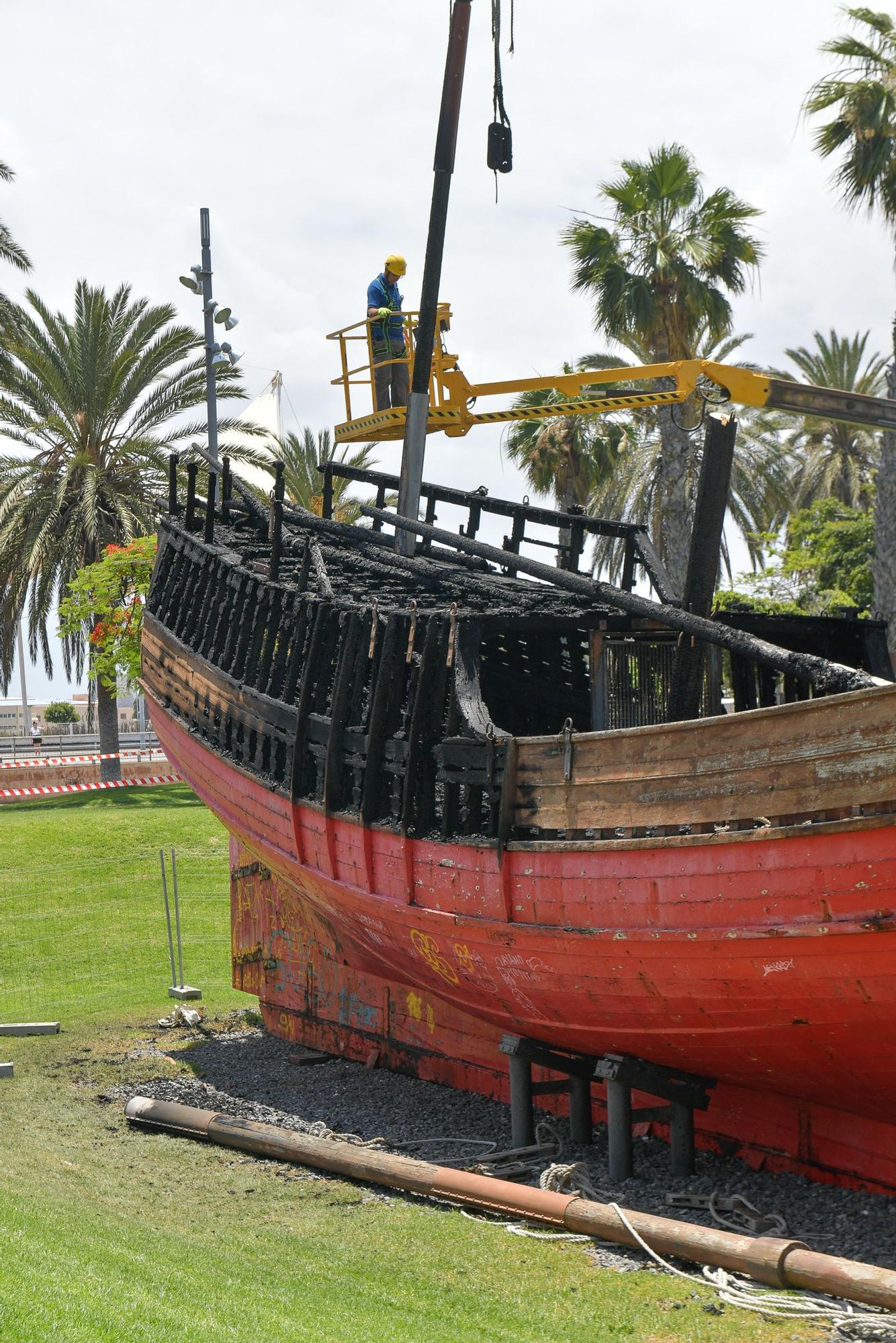 Arde la réplica de 'La Niña' en el Parque de Santa Catalina