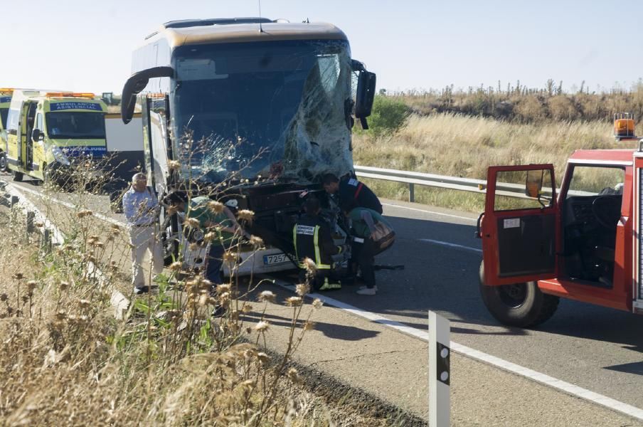 Accidente entre un autobús y un tractor en Fuentes