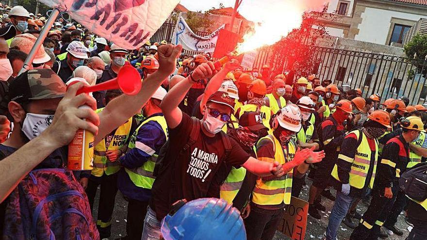 Empleados de Alcoa, ayer, en Santiago.