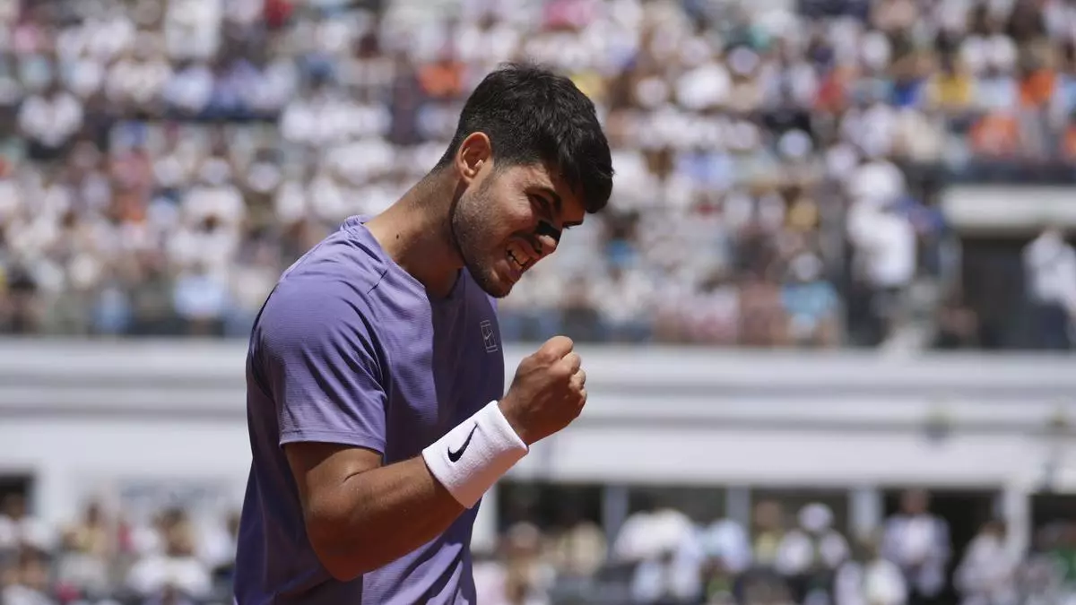 Alcaraz sabe sufrir para vencer a Khachanov y meterse en cuartos en Roma