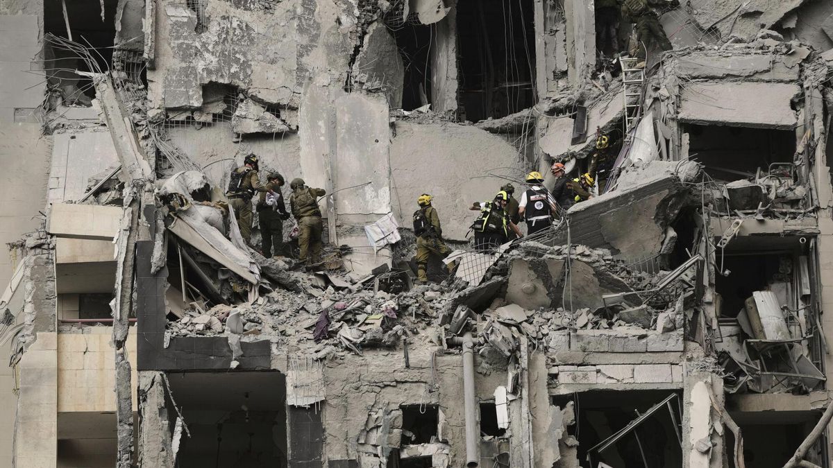 Soldados israelíes y un equipo de rescate buscan sobrevivientes entre los escombros de edificios residenciales destruidos por un ataque con misiles iraníes que mató a varias personas, en Beersheba, Israel, el martes 24 de junio de 2025.