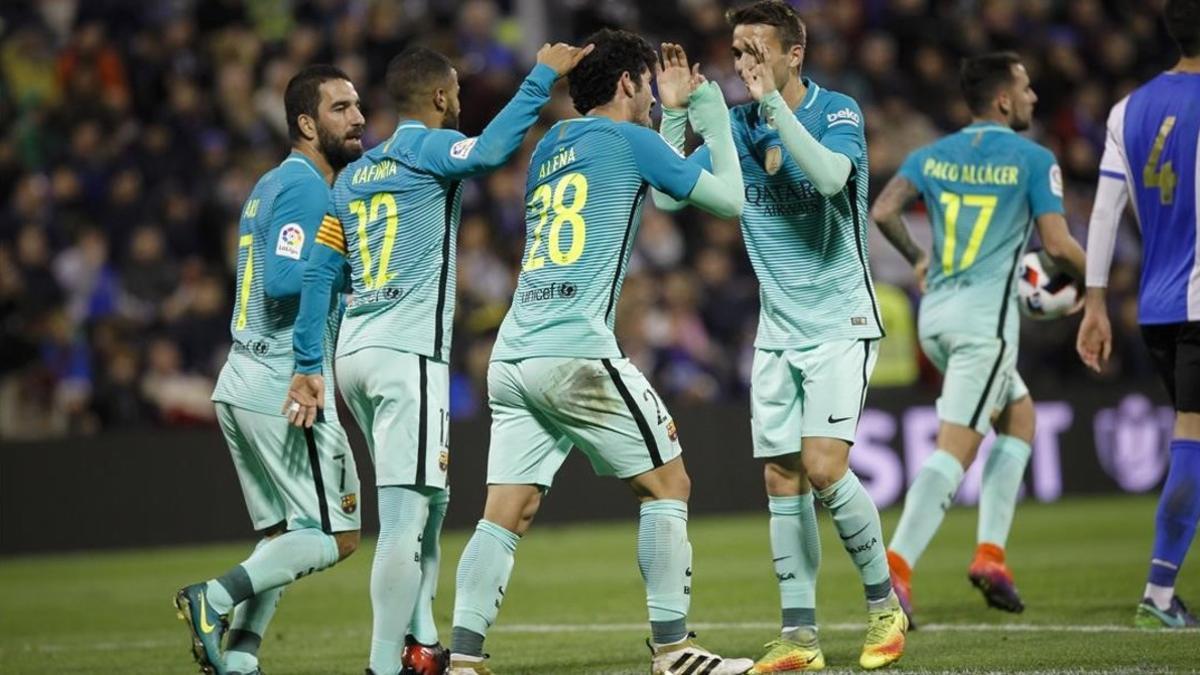 Los jugadores del Barça felicitan a Aleñá tras su gol al Hércules.