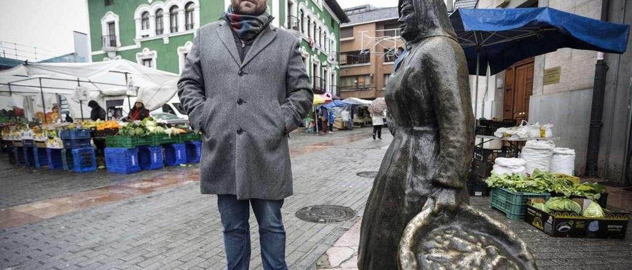 Gustavo Fernández, en la plaza del mercado de Grado. Al fondo, la casa Tejeiro, levantada en el año 1798.