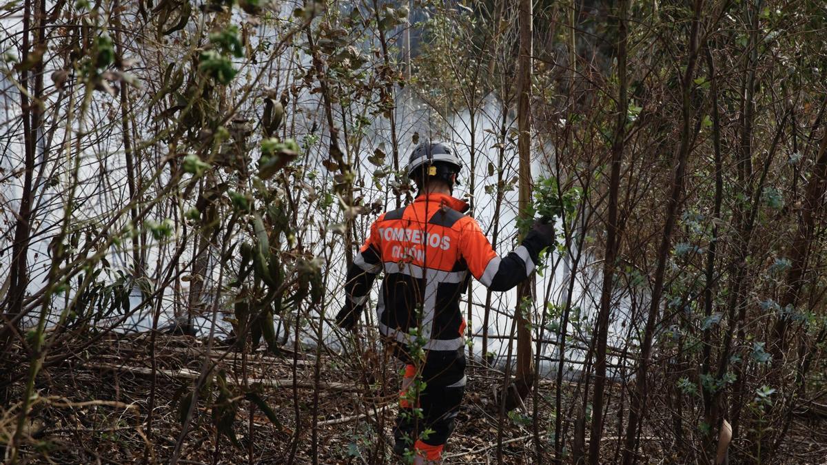 Un bombero trabajando en un incendio.