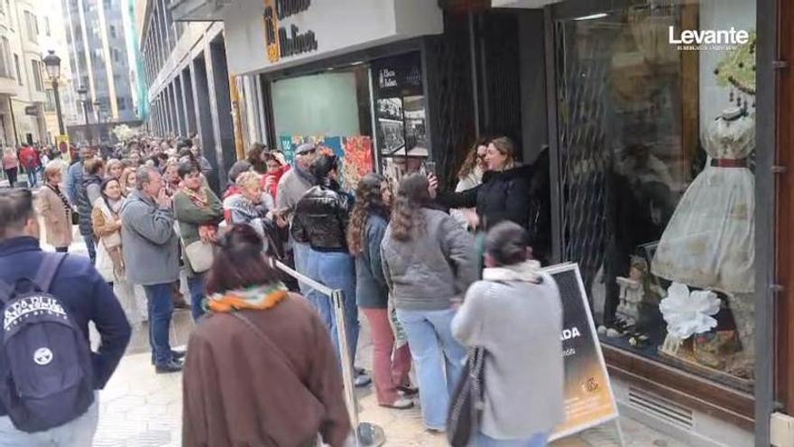 Las tiendas de telas e indumentaria fallera se llenan tan solo un día después de las Fallas