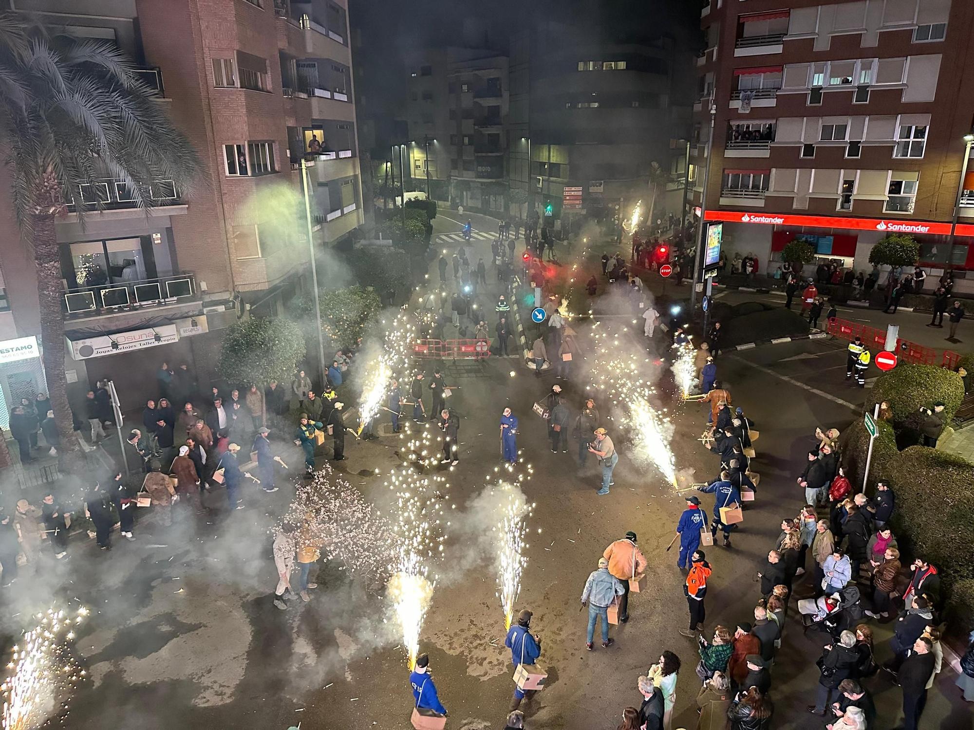 Cientos de cohetes durante la passejà de Torrent