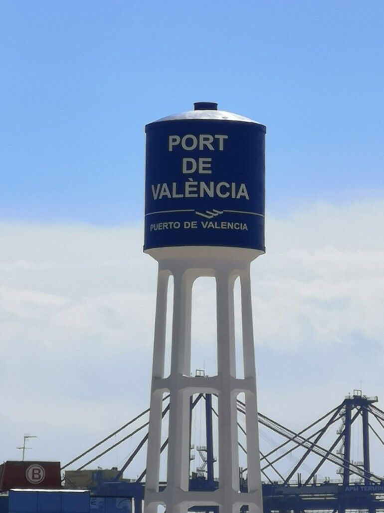 El histórico depósito de agua de Unión Naval ya luce restaurado en el Puerto