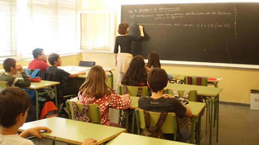 Una mestra interina fent classe l&#039;any passat a Puigcerdà.