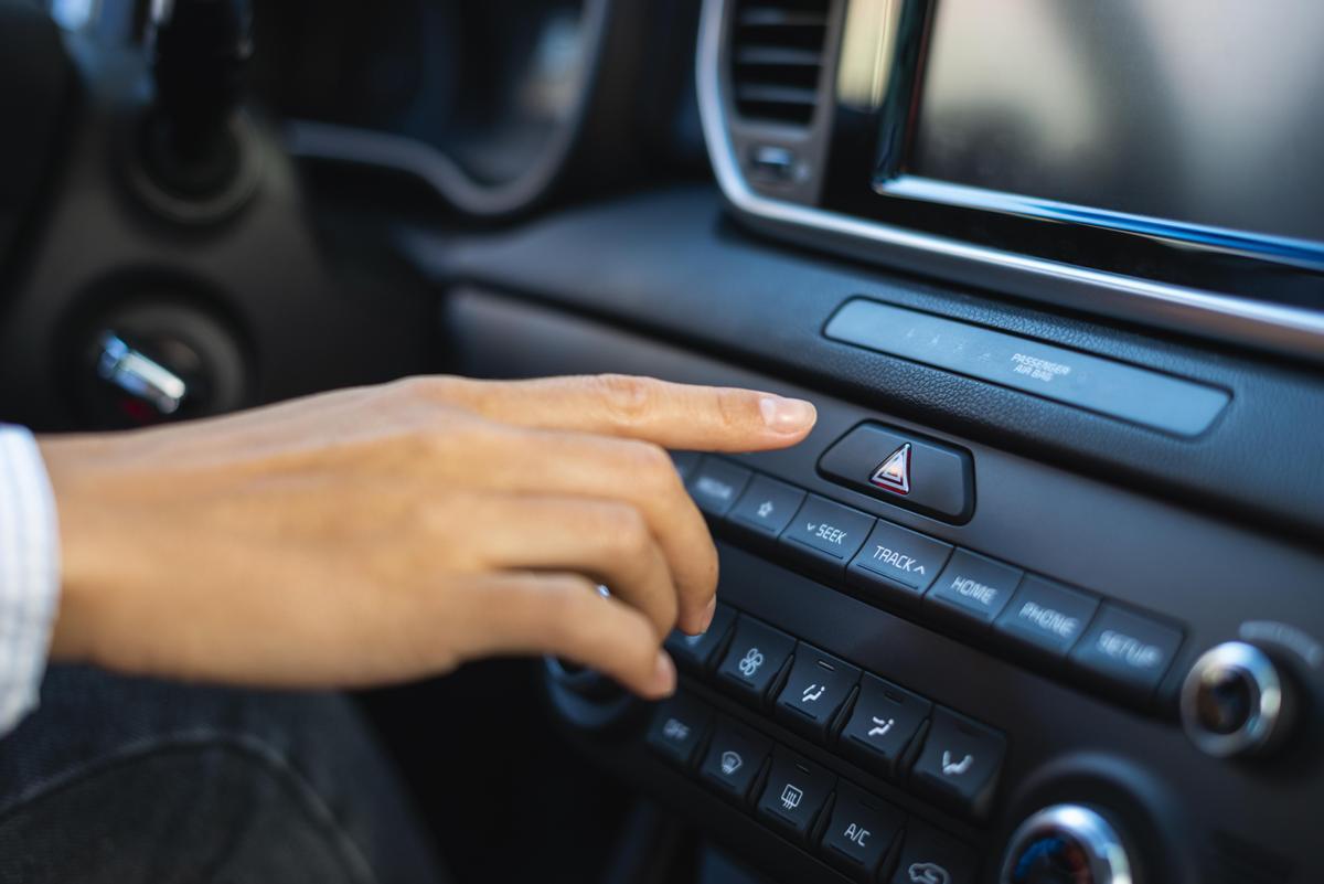 La DGT avisa seriamente: las multas por usar mal los warning del coche