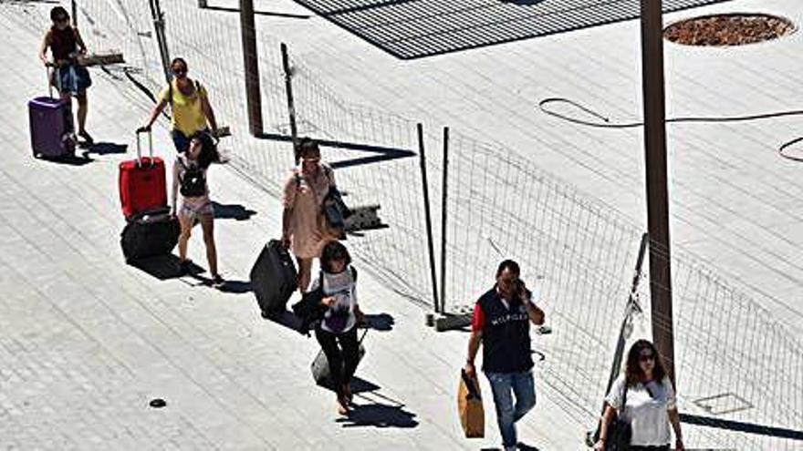 Turistas arrastran sus maletas en el puerto de Vila la semana pasada.