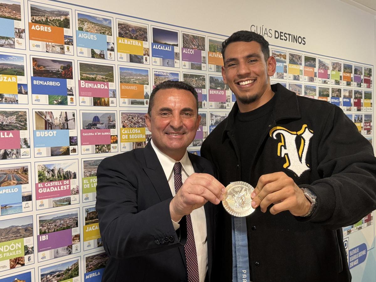 El boxeador Ayoub Ghadfa con su medalla de plata olímpica junto a Bernabé Cano.