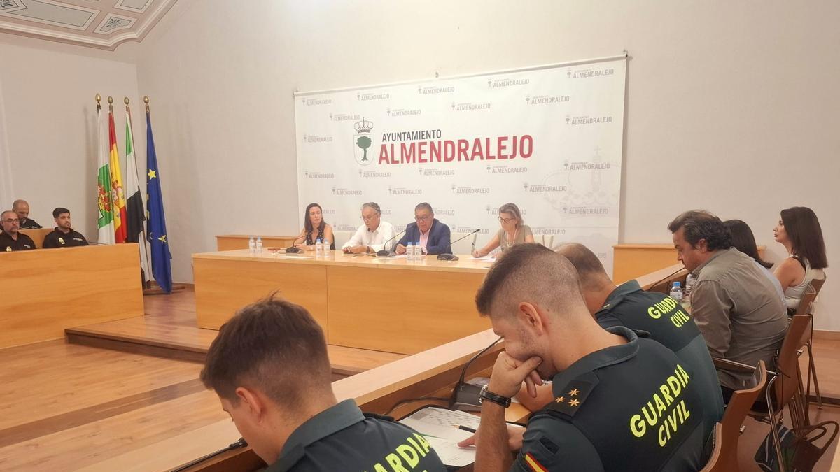 Junta de Seguridad celebrada en el salón de plenos del ayuntamiento de Almendralejo.