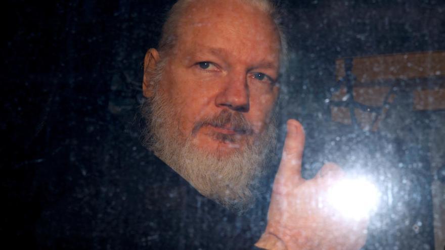 Detenen Julian Assange a l&#039;ambaixada de l&#039;Equador en ser-li retirat l&#039;asil