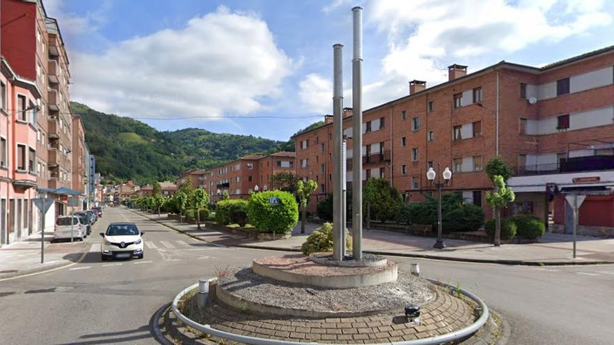 La rotonda de la Avenida la Libertad, donde se produjo el accidente.