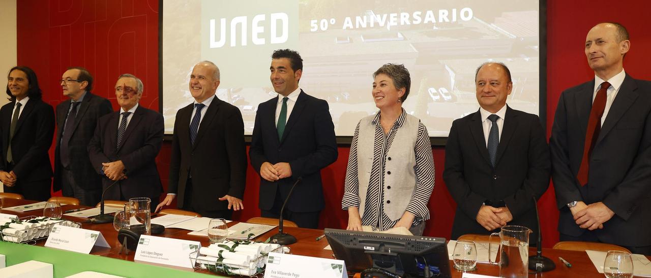 La mesa presidencial, ayer, del acto académico de apertura del curso en el centro de la UNED de Pontevedra.