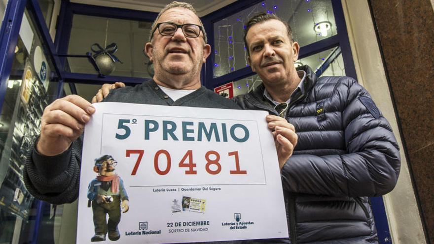 Imagen del lotero Antonio Lucas esta mañana mostrando el número agraciado/ Vicente Muñoz