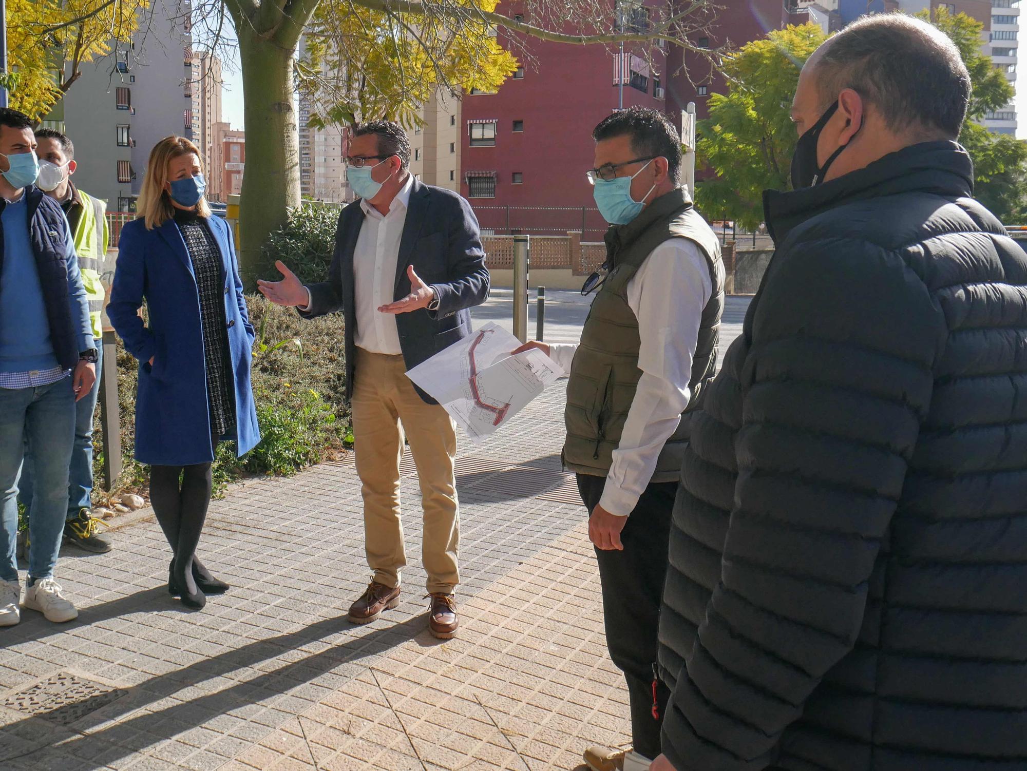 El alcalde explica los detalles del proyecto durante su visita este jueves para ver las obras.