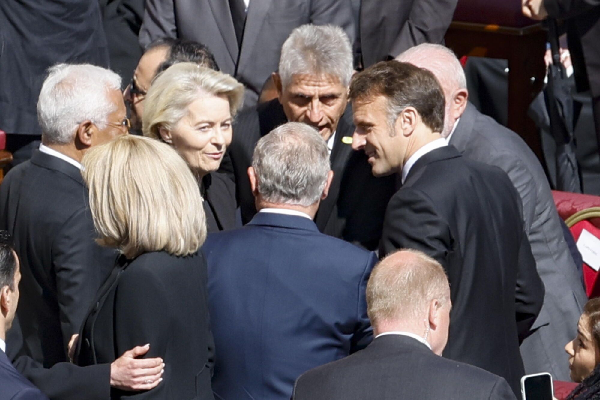 VATICAN CITY (Vatican City State (Holy See)), 26/04/2025.- President of the European Commission Ursula von der Leyen (L) and French President Emmanuel Macron attend the funeral Mass of Pope Francis in St. Peter's Square, on the parvis of Saint Peter's Basilica, in Vatican City, 26 April 2025. Pope Francis passed away on Easter Monday, 21 April 2025, at the age of 88. (Papa) EFE/EPA/FABIO FRUSTACI