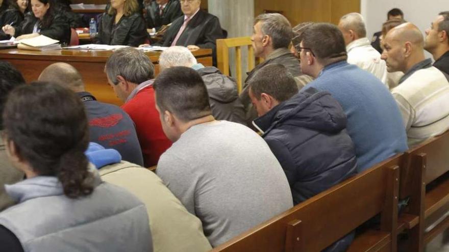 Los 18 acusados durante el juicio en la Sección Quinta de la Audiencia en Vigo. // Adrián Irago